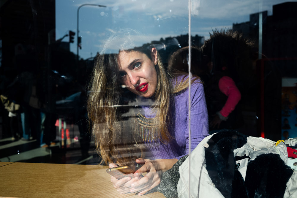 girl reflection window buenos aires street photograph fotografia callejera