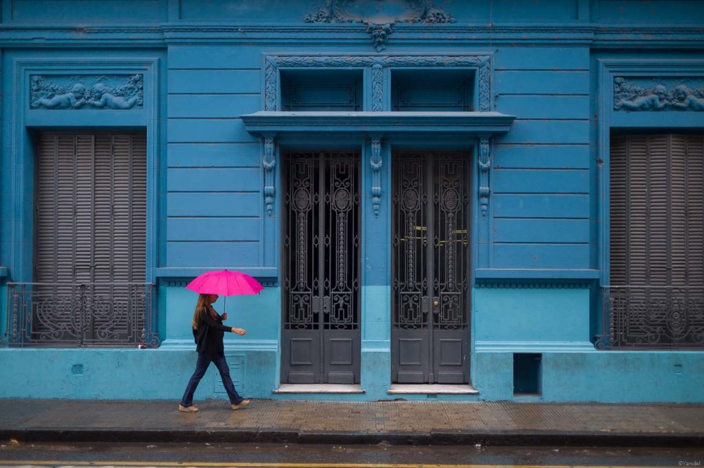paraguas fucsia fotografia callejera rosario