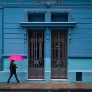 fotografia callejera de rosario paraguas fuxsia