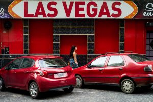 dos autos rojos estacionados frente al strip club las vegas fotografia callejera rosario