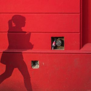 fotografia callejera de rosario sombra pared roja