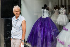 hombre frente a local de venta de vestidos de novias fotografia callejera rosario