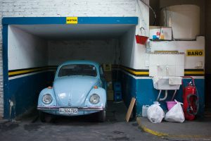 volkswagen beetle celeste en un garaje fotografia callejera rosario