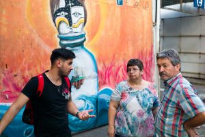 charla paste en frente de un grafiti fotografia callejera rosario