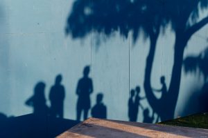 sombra en una pared celeste de la costanera fotografia callejera rosario