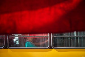 mujer en el autobus fotografia callejera rosario