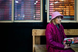 una mujer vestida de morado en el salon del libro fotografia callejera rosario