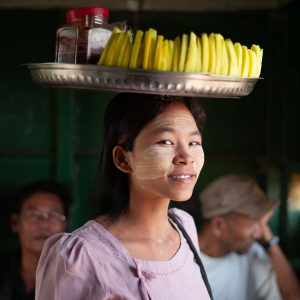 mango girl fotografia callejera birmania myanmar