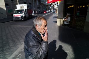 man has a smoke in rosario argentina fotografia callejera