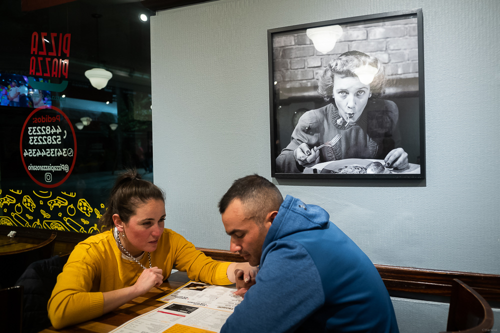 street photography in Pizza Plaza in rosario argentina