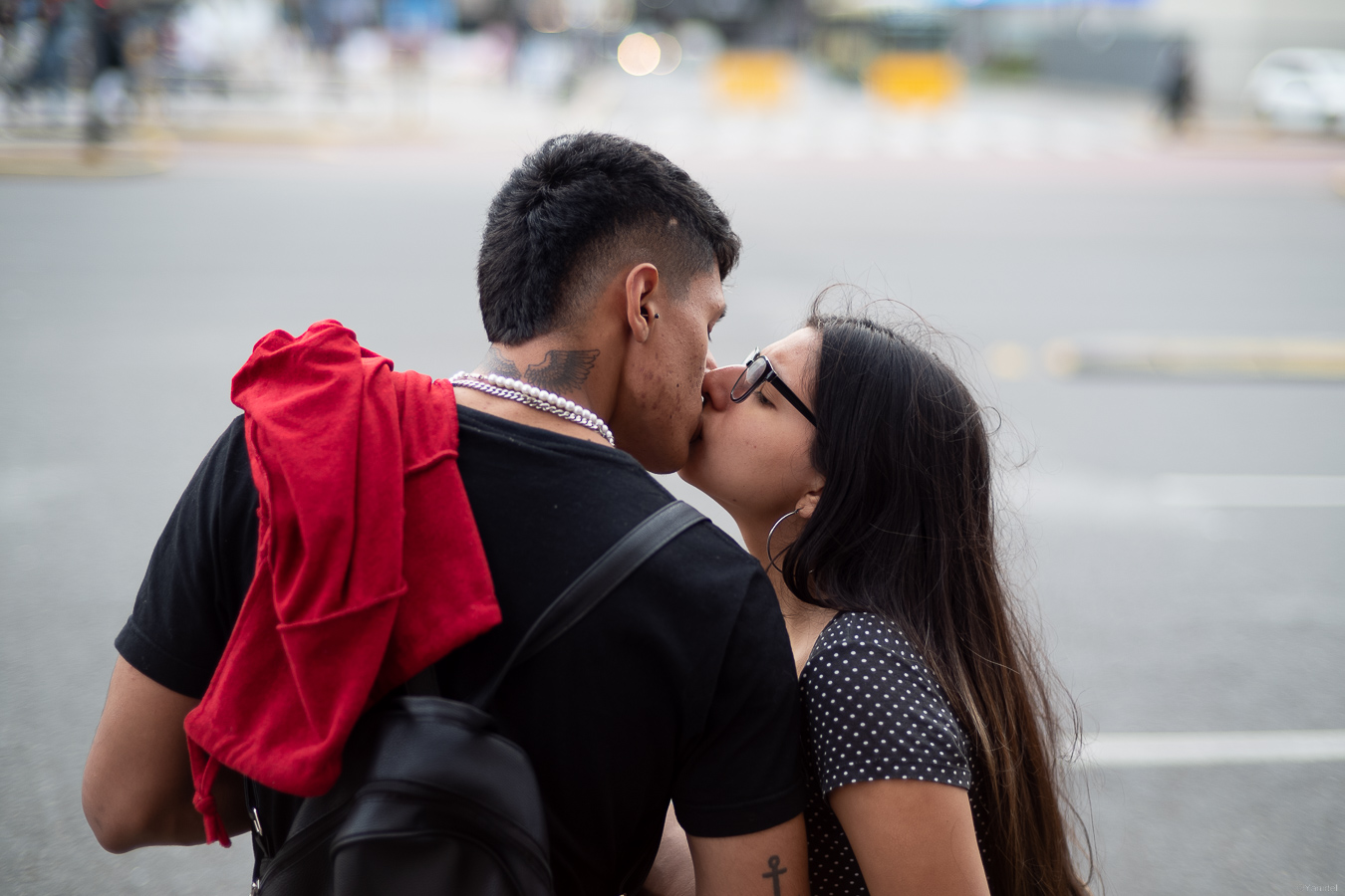 kiss in buenos aires street photography by the obelisk